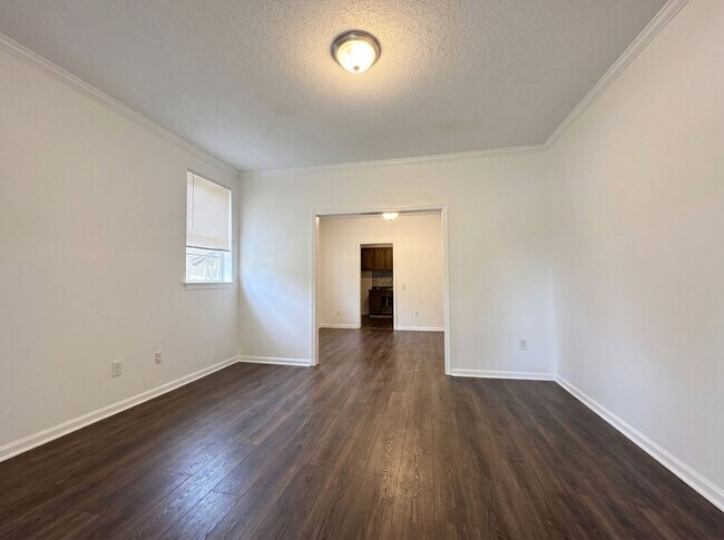 Foto del edificio - Charming 4BR Home with Large Yard