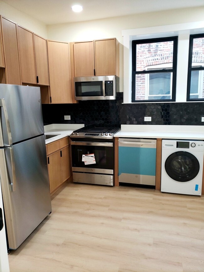 Building Photo - 944 N Damen Ave