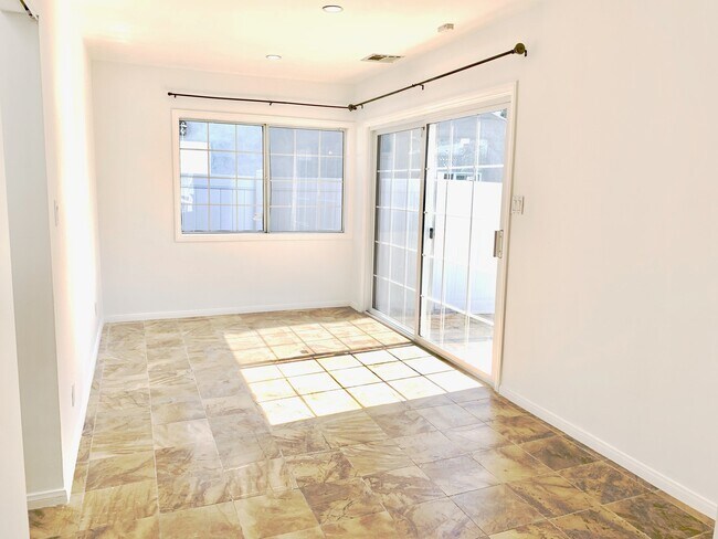 Foto del edificio - Beautiful 3 Bed + 2 Bath + Den/Office + Backyard