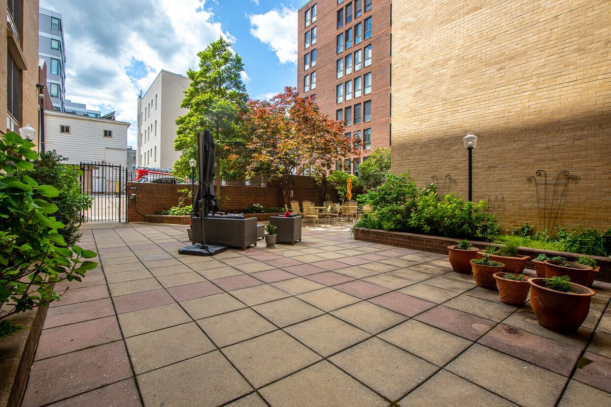 Primary Photo - Beautiful 2 BR/1 BA Condo in Dupont Circle!