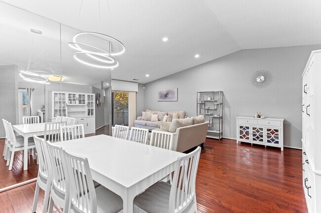 Foto del edificio - 6560 Ridgefield Cir