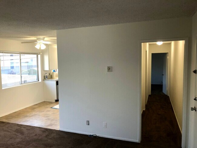 Foto del edificio - 10516 Eastborne Ave