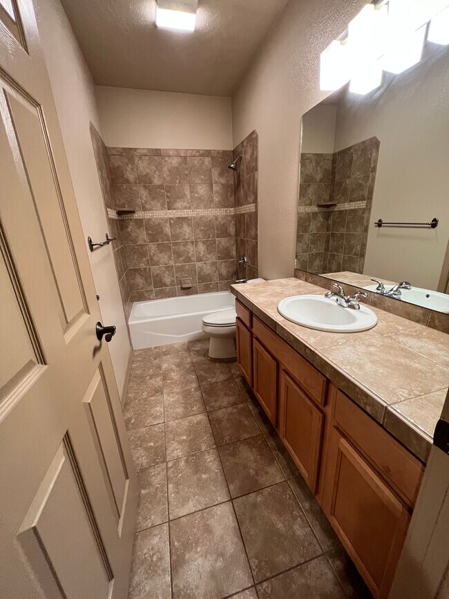 Baño principal - 1616 Treehaven Ct