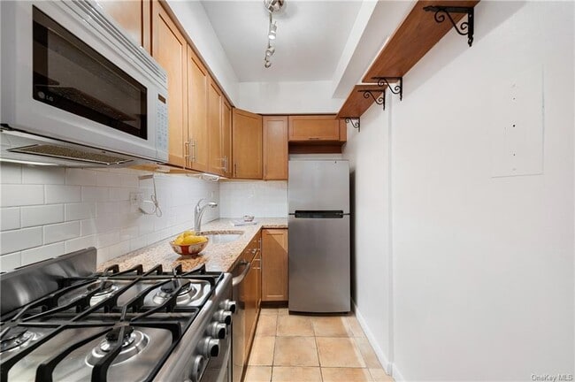 Building Photo - 305 E 72nd St