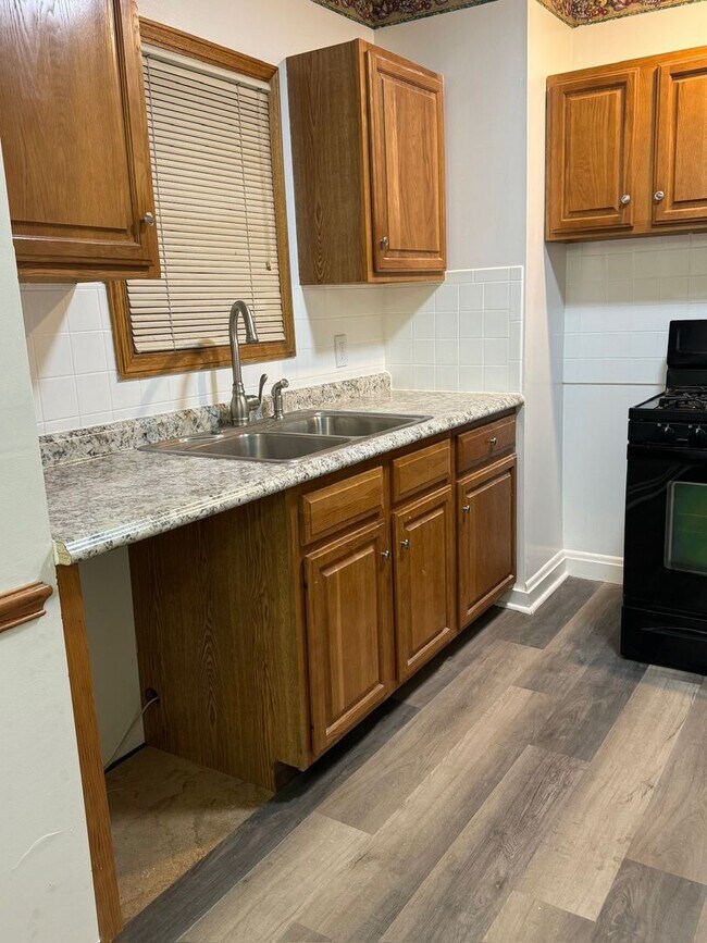 Building Photo - Single Family 3 bedroom