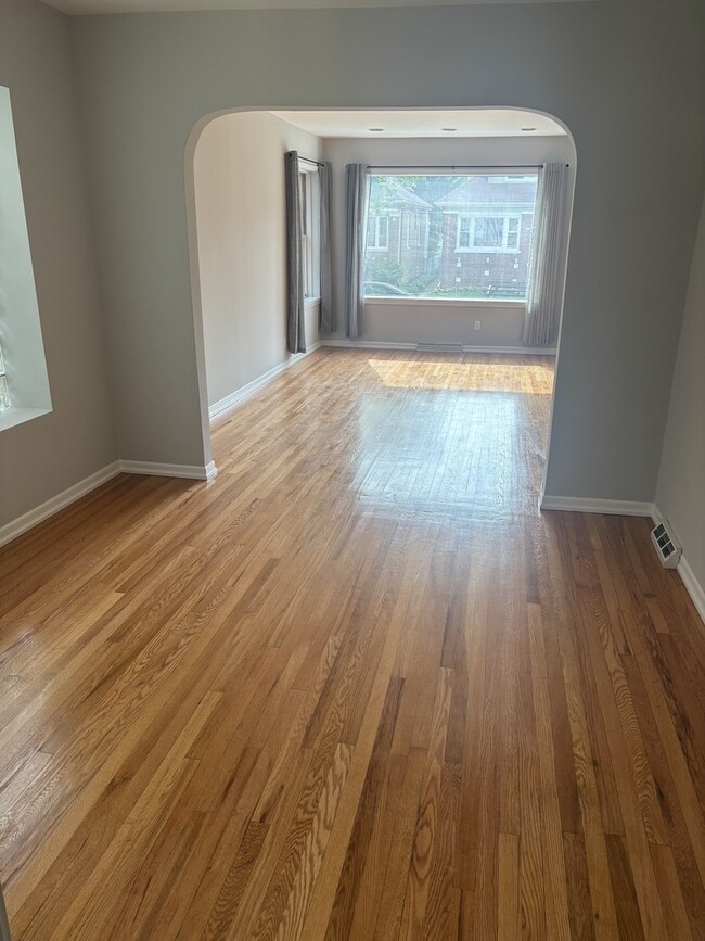 Building Photo - 5537 N Luna Ave