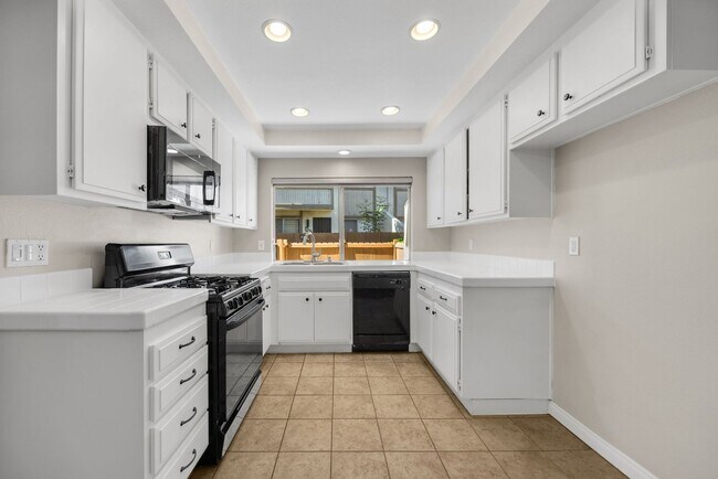 Foto del edificio - Bright and Open 3 Bedrooms Plus 2 Car Garage