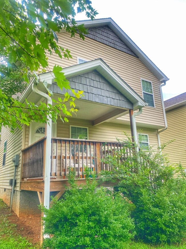 Building Photo - 8 Townview Dr