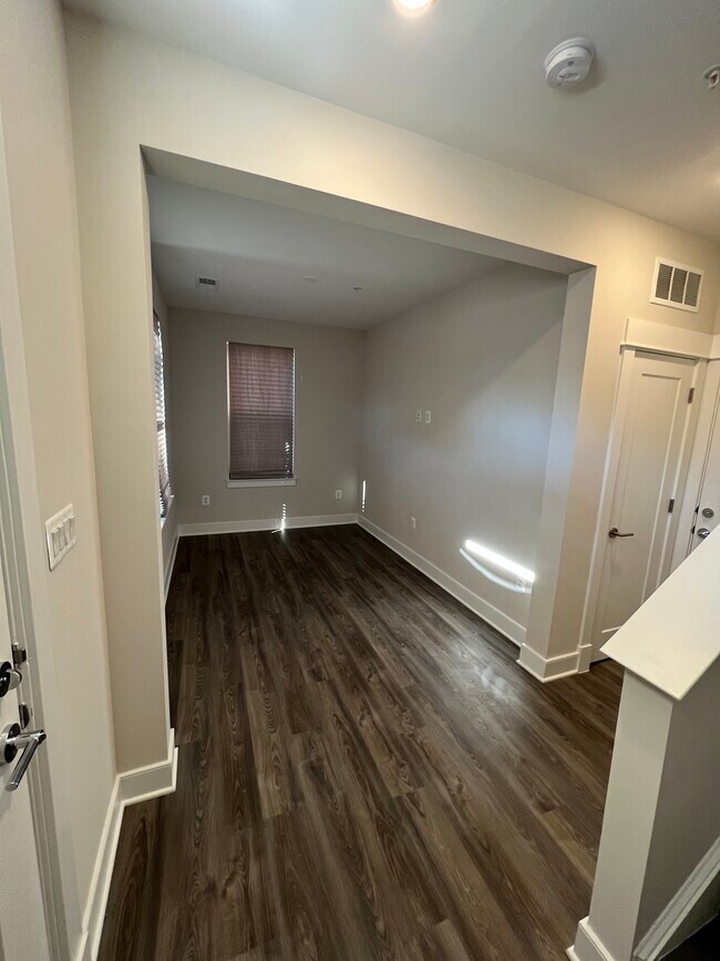 Building Photo - 930 Heights Alley