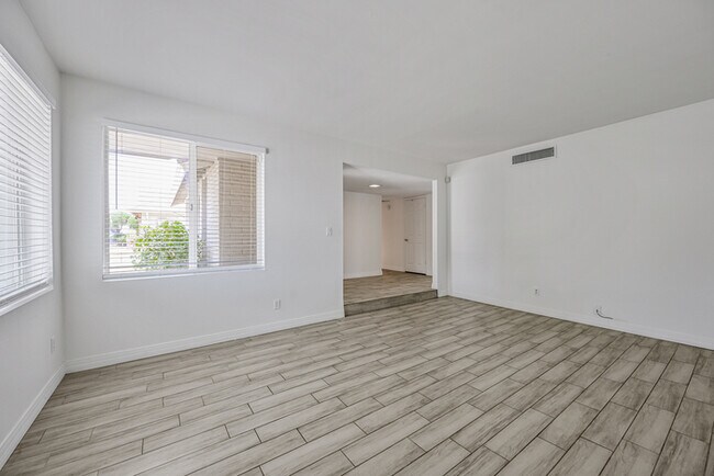 Building Photo - 4 bedroom with Pool !!