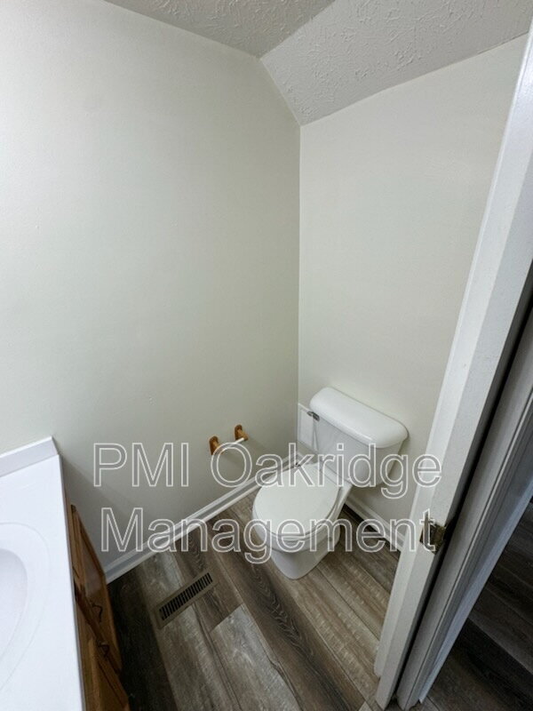 Foto del edificio - 120 Heather Rd