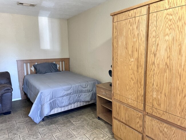 Building Photo - 2 Cabin Rd