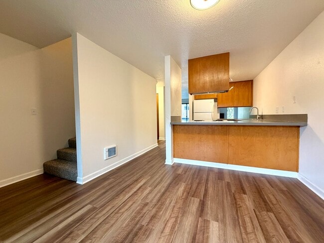 **TWO WEEKS FREE RENT** Updated Townhouse in the Heart of Garden Home~ New LVP Flooring~ Washer/D... - **TWO WEEKS FREE RENT** Updated Townhouse in the Heart of Garden Home~ New LVP Flooring~ Washer/D...