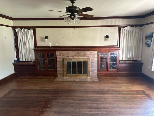 Building Photo - 530 W Kaweah Ave