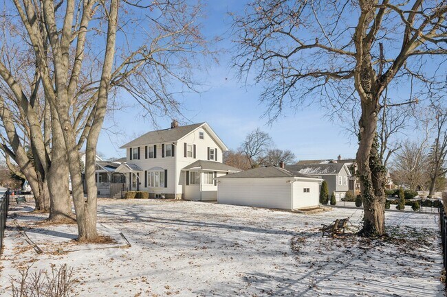 Foto del edificio - 713 Warrenville Rd