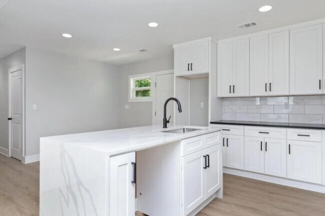 Foto del edificio - 1779 Madrona St NW