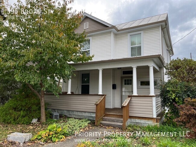 Building Photo - Downtown Charmer - 3 Bed 2 Bath