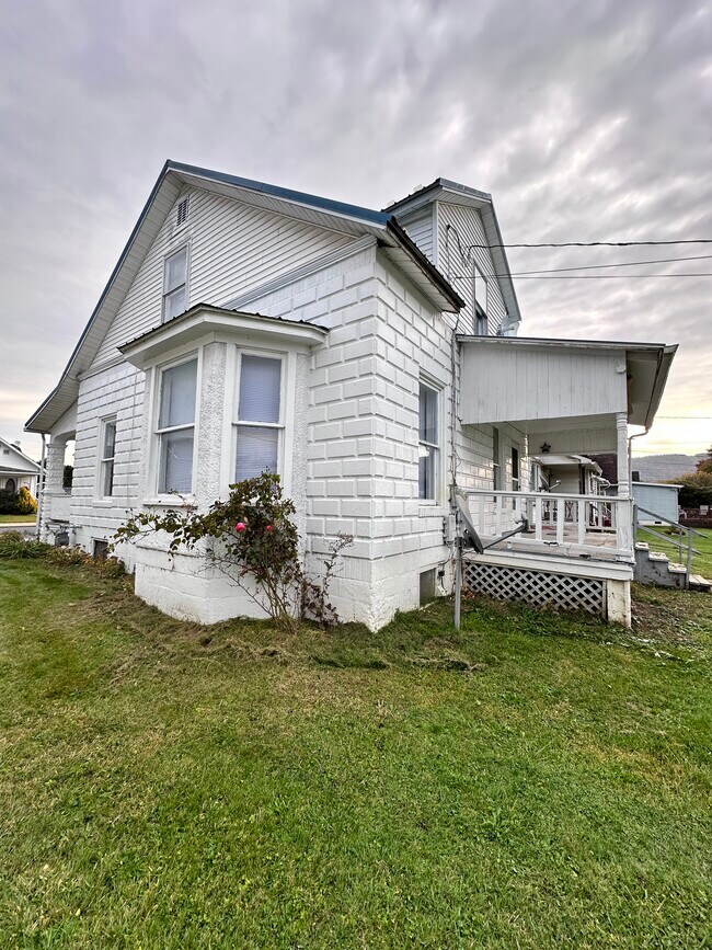 Building Photo - 710 S Grand St