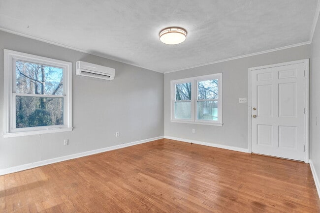 Building Photo - Freshly Updated 2BR / 1BA Single-Level Duplex $1,050/mo rent