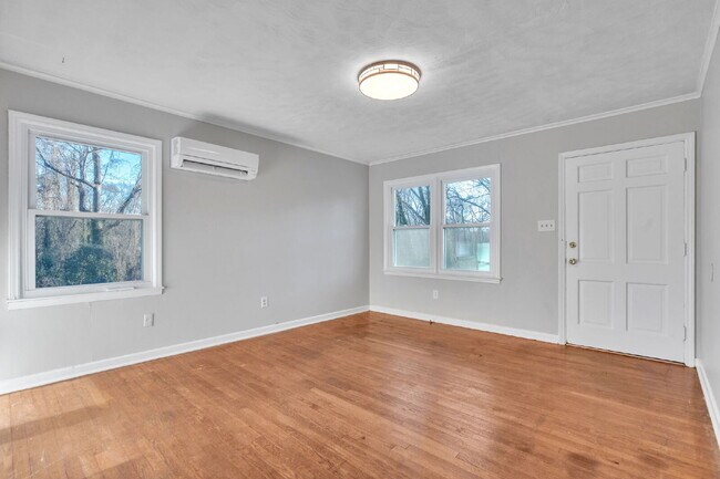 Building Photo - Freshly Updated 2BR / 1BA Single-Level Duplex ($1350/mo rent)