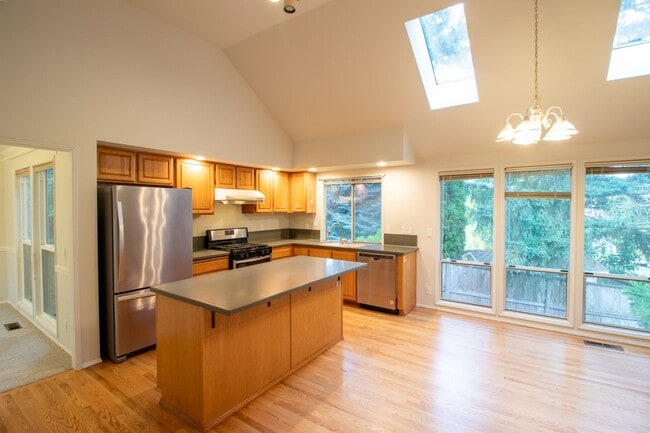 Building Photo - 4bd/2.75ba Sammamish Home