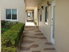 Building Photo - 207 Burgundy Ave