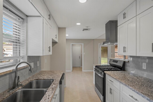 Foto del edificio - 1015 Rock Canyon Dr