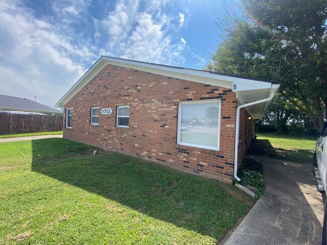 Foto del edificio - 1712 Todd Ct
