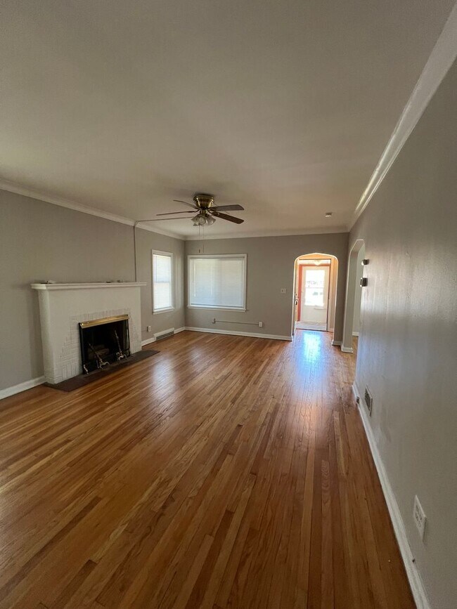 Foto del edificio - Large Florence 4 bed 2 bath house w garage...
