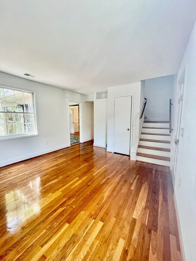 Building Photo - Charming Three Bedroom Home in the Heart o...