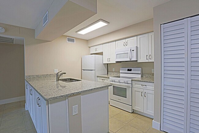 Building Photo - $ 250 OFF SECOND MONTH RENT AVAILABLE NOW GROUND FLOOR!!