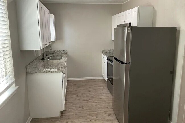 Foto del edificio - 3064 Albany Dr