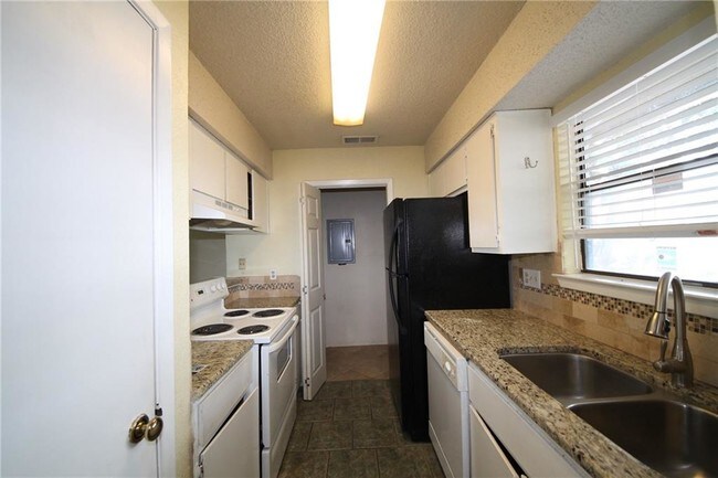 Building Photo - 3619 N Hills Dr