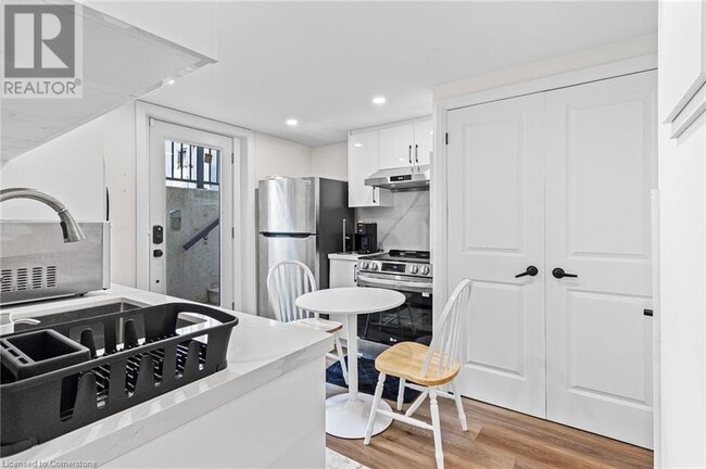 Building Photo - 523 Pinegrove Rd