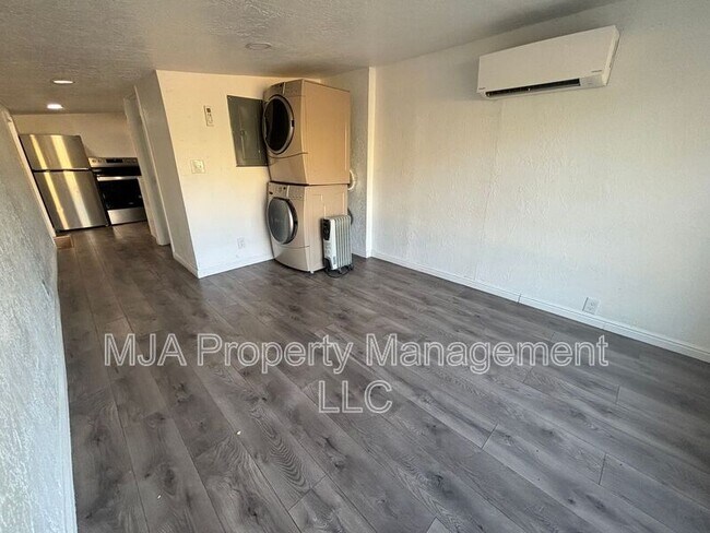 Foto del edificio - 2136 Monroe Blvd