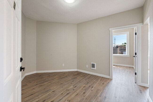 Building Photo - Fully Renovated 1 Bed 1 Bath - Near PDX Airport