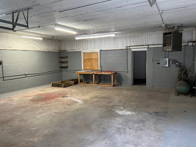 Building Photo - **Move In special $400 off first month rent **Two bedroom or two office with extra large garage a...