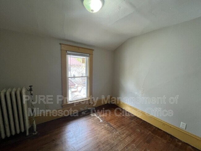 Building Photo - 225 Baker St E