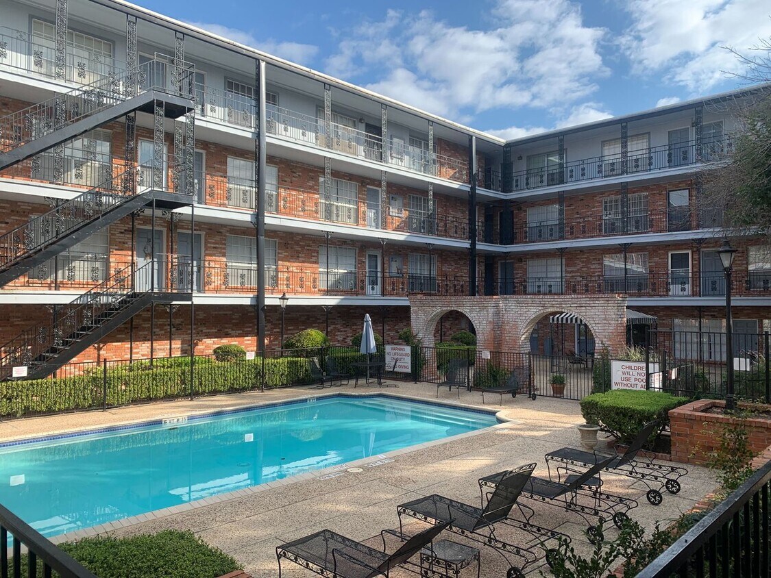 Foto principal - **COMING SOON** Charming Upstairs 1-Bedroo...