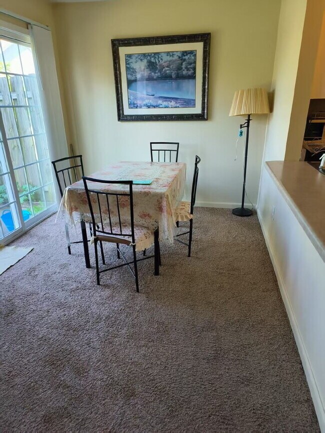 Foto del edificio - Reduced: 3BR/2.5BA Condo with attached single-bay garage on Southeast side