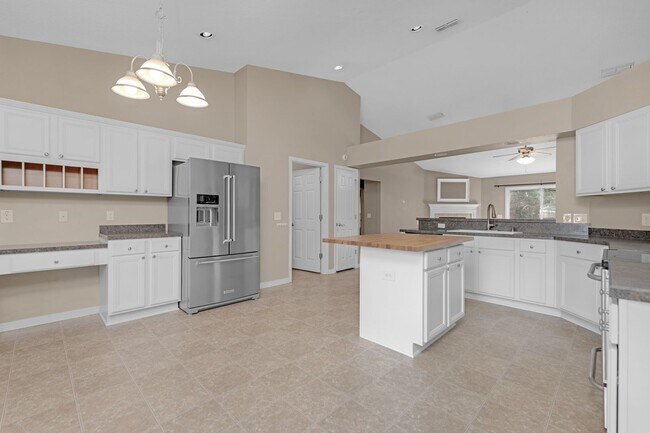 Foto del edificio - Big Kitchen, Big Yard, Big Comfort – Your Next Home Awaits!