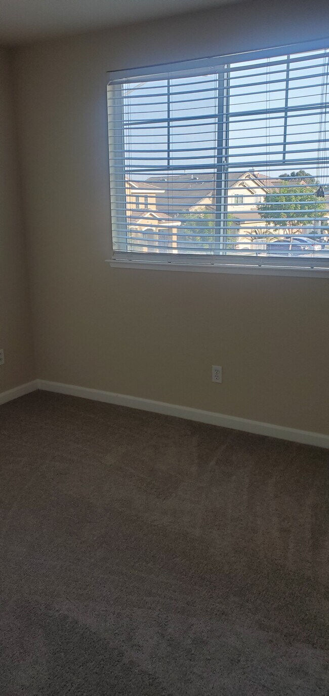Building Photo - 173 Travertine Ave