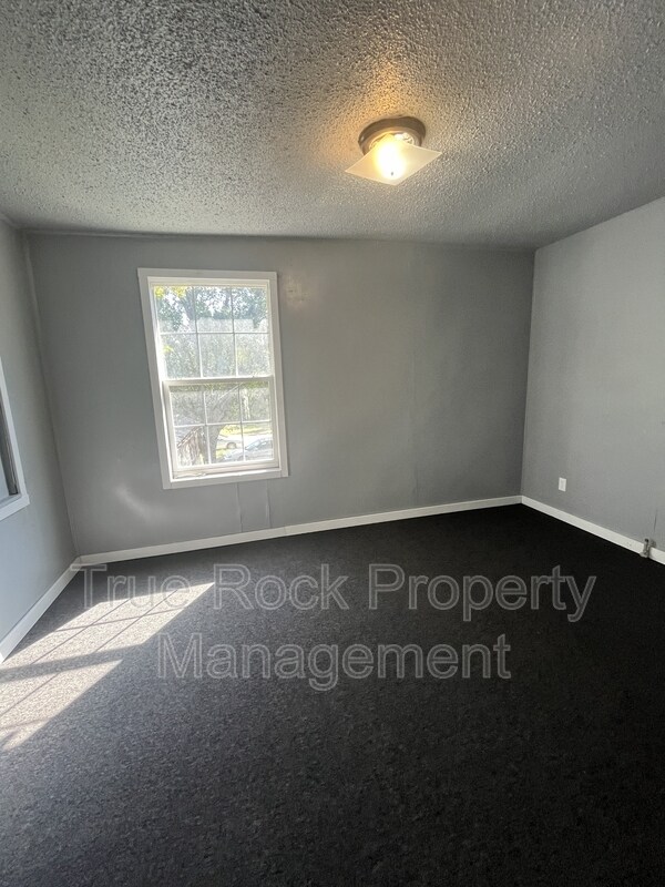 Building Photo - 405 W 10th St