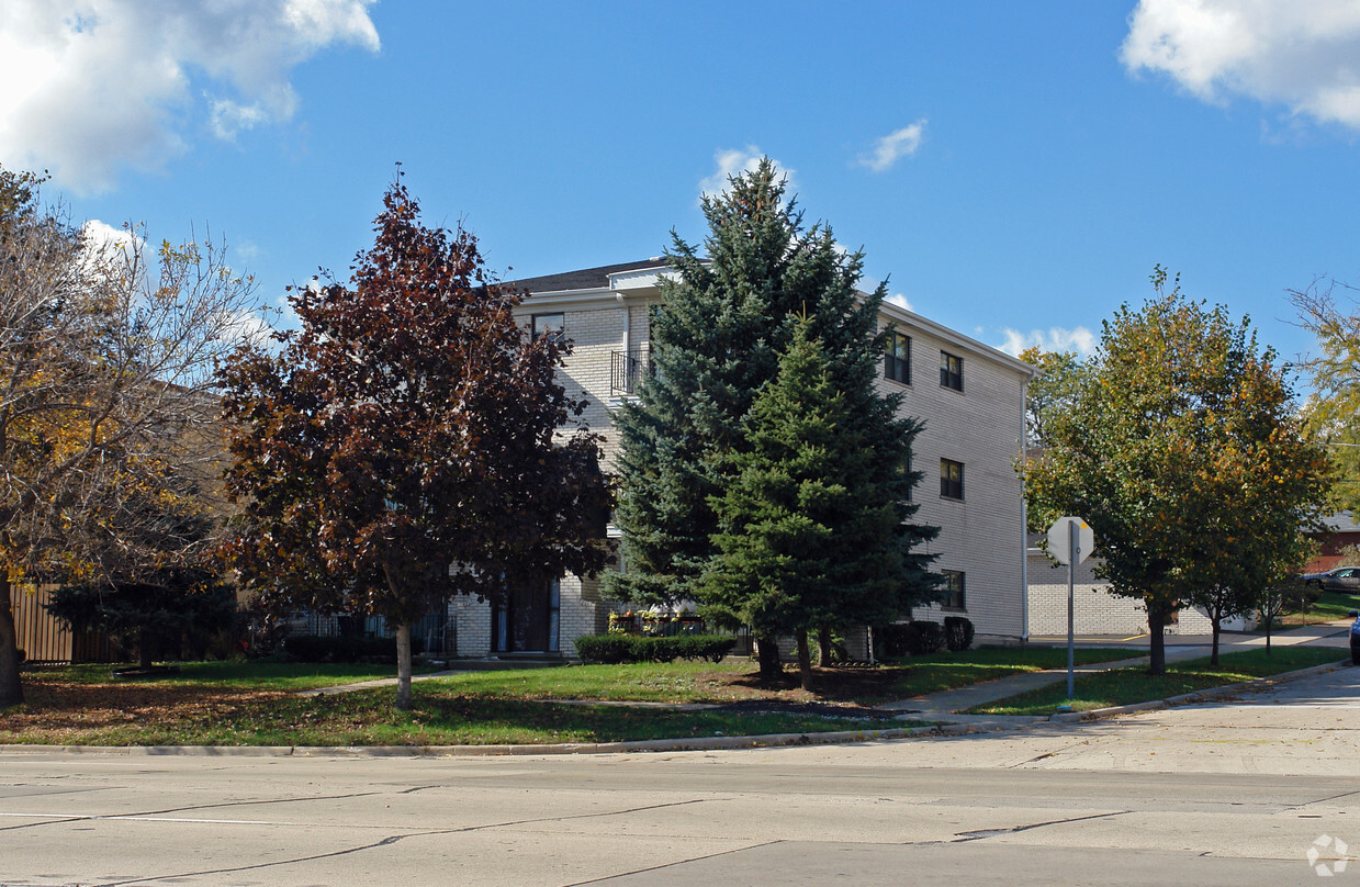 Building Photo - 8940 S Roberts Rd