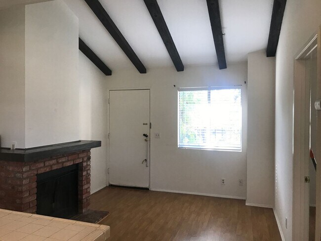 Foto del edificio - Stunning West Hills 1+1 Upper Unit