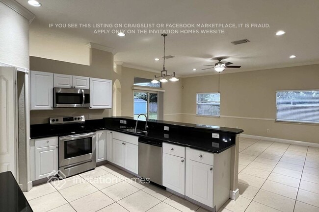 Building Photo - 1025 SW Romaine Ln