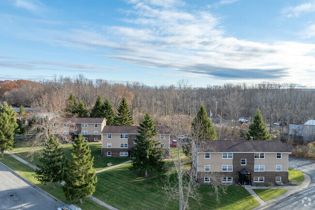 Vista aérea de los edificios CDE - Strnad Drive Apartments