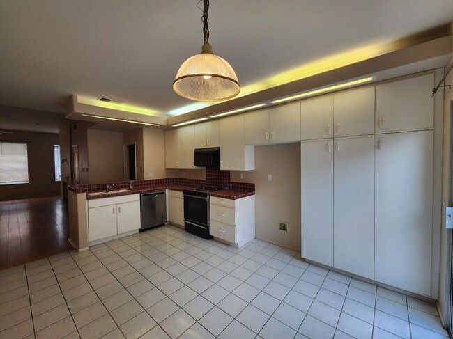 Building Photo - 68 Montana Del Lago Dr