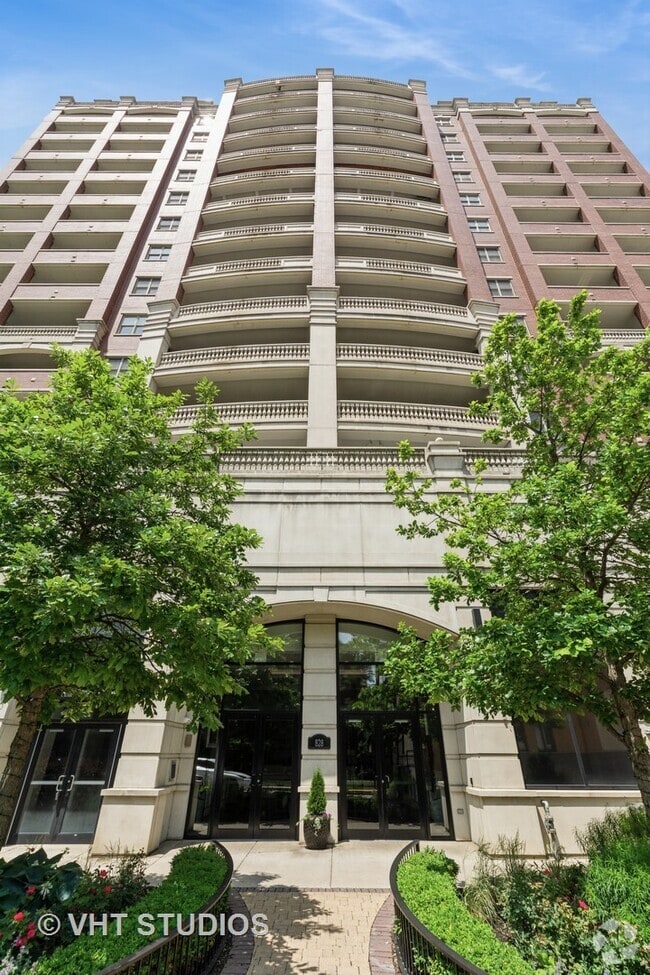 Building Photo - 828 W Grace St