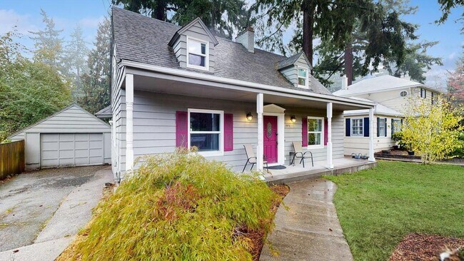 Foto del edificio - Cozy home with fenced yard and hot tub in NE Portland